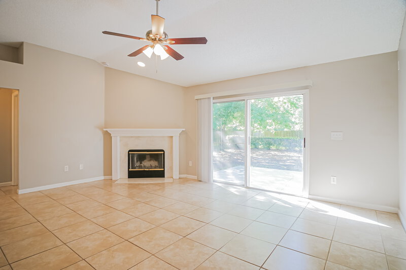 2,545/Mo, 391 Meadowlark Ln St Augustine, FL 32092 Living Room View 2