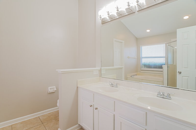2,545/Mo, 391 Meadowlark Ln St Augustine, FL 32092 Main Bathroom View