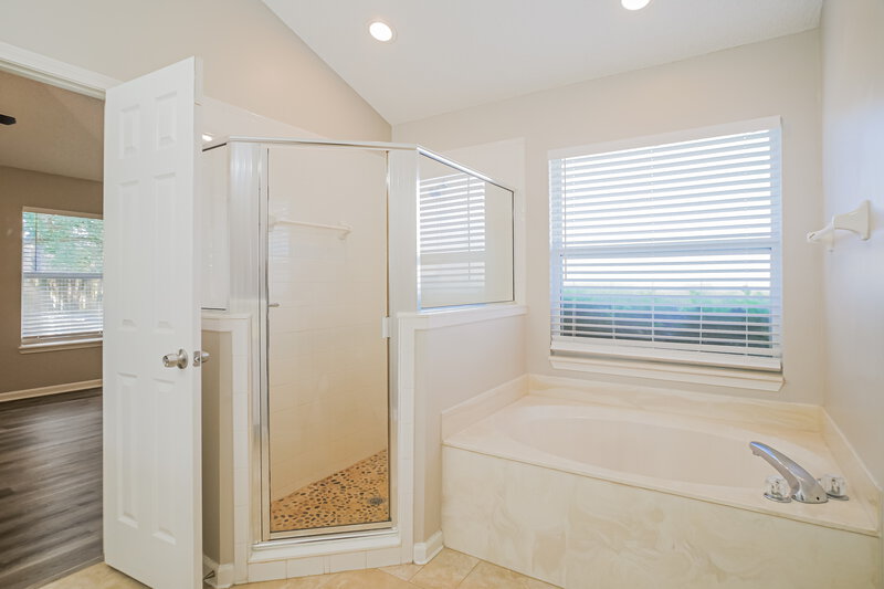 2,545/Mo, 391 Meadowlark Ln St Augustine, FL 32092 Main Bathroom View 2