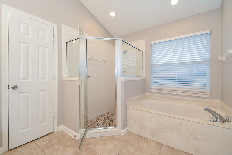 3,540/Mo, 391 Meadowlark Ln St Augustine, FL 32092 Main Bathroom View 2