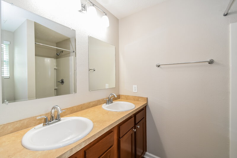 1,575/Mo, 5511 Redpoll Ave Jacksonville, FL 32219 Main Bathroom View