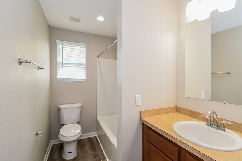 1,575/Mo, 5511 Redpoll Ave Jacksonville, FL 32219 Bathroom View