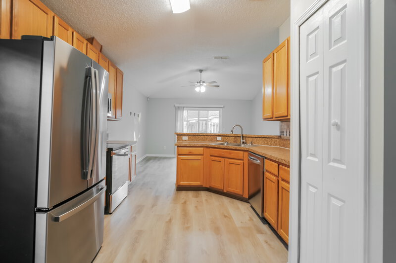 2,075/Mo, 1207 Ardmore St St Augustine, FL 32092 Kitchen View