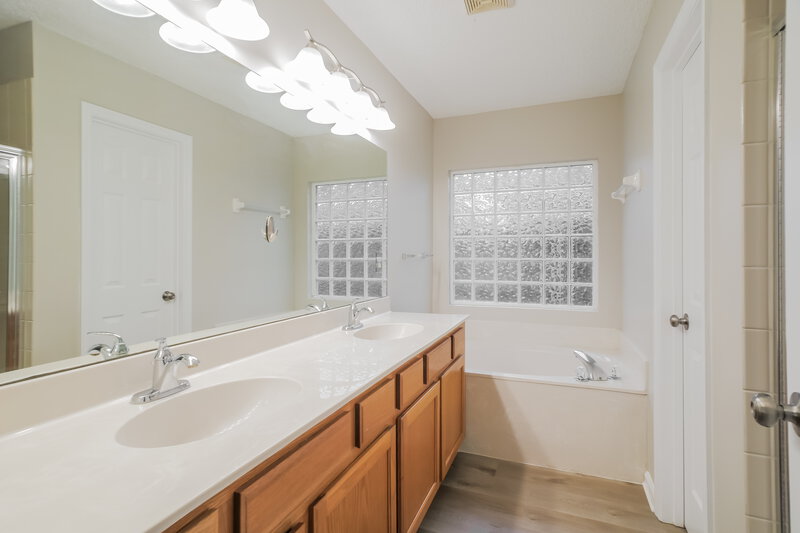 2,075/Mo, 1207 Ardmore St St Augustine, FL 32092 Main Bathroom View
