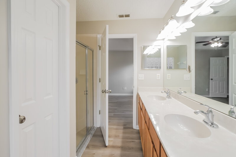 2,075/Mo, 1207 Ardmore St St Augustine, FL 32092 Main Bathroom View 2