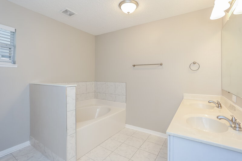 2,015/Mo, 8757 Merseyside Ave Jacksonville, FL 32219 Main Bathroom View