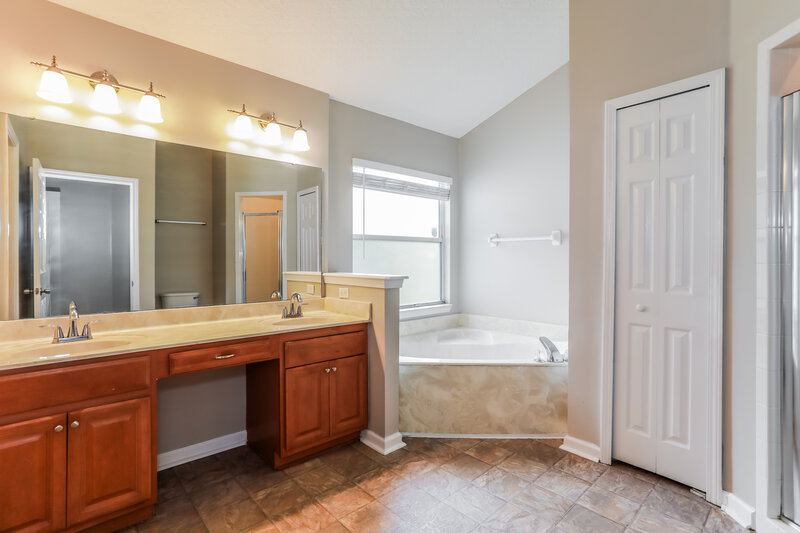 1,910/Mo, 3812 Juliet Leia Cir W Jacksonville, FL 32218 Main Bathroom View