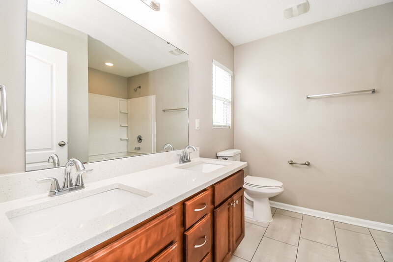 1,865/Mo, 8769 Oxfordshire Ave E Jacksonville, FL 32219 Main Bathroom View
