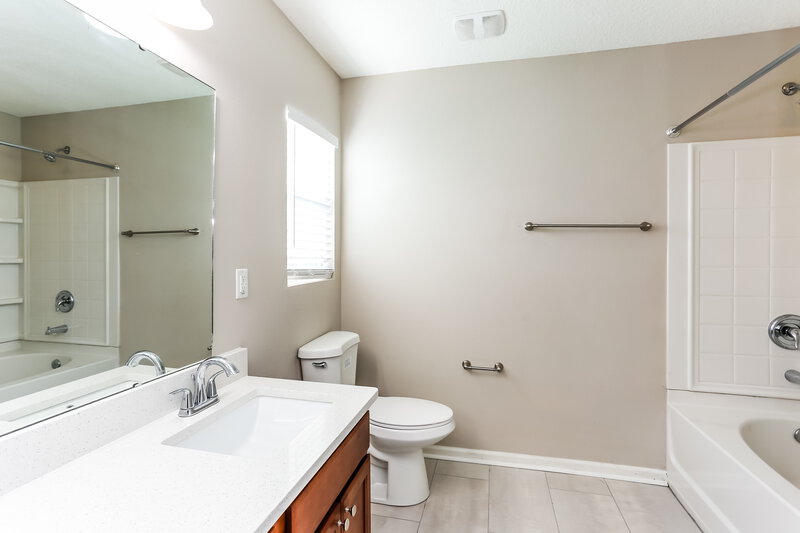1,810/Mo, 8769 Oxfordshire Ave E Jacksonville, FL 32219 Main Bathroom View