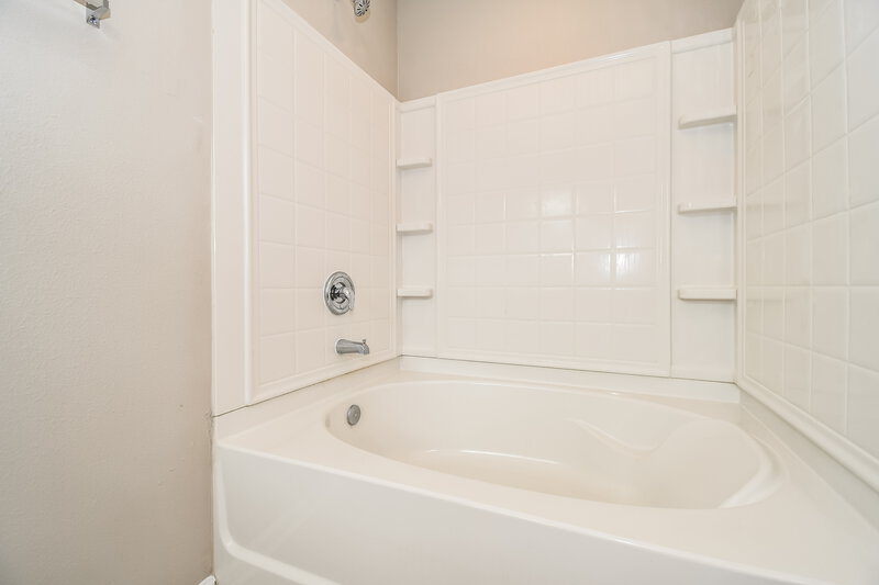 1,865/Mo, 8769 Oxfordshire Ave E Jacksonville, FL 32219 Main Bathroom View 2