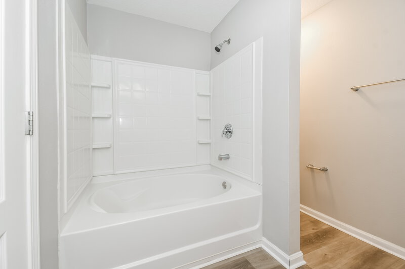 1,715/Mo, 3812 Evan Samuel Dr Jacksonville, FL 32210 Main Bathroom View