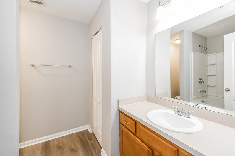 1,715/Mo, 3812 Evan Samuel Dr Jacksonville, FL 32210 Main Bathroom View 2