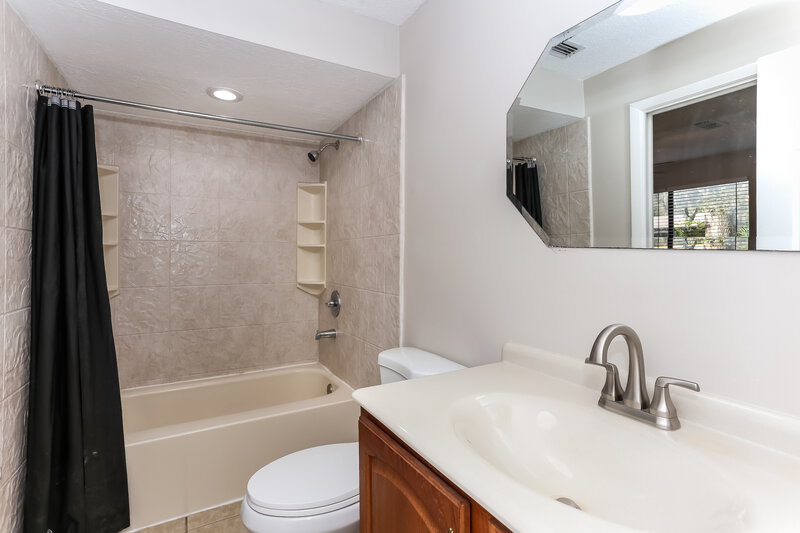 2,130/Mo, 4829 Tocobaga Ln Jacksonville, FL 32225 Main Bathroom View
