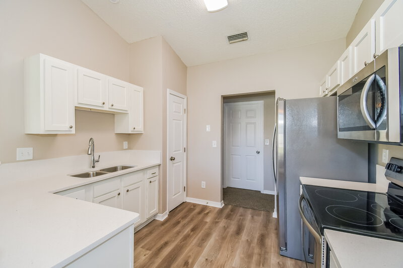 2,175/Mo, 2700 Taylor Hill Dr Jacksonville, FL 32221 Kitchen View 2