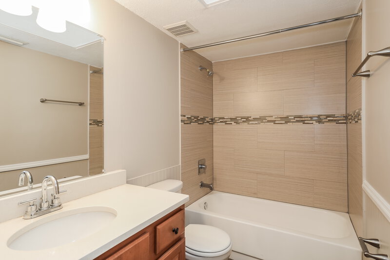 2,550/Mo, 811 Elmwood St Orange Park, FL 32065 Bathroom View