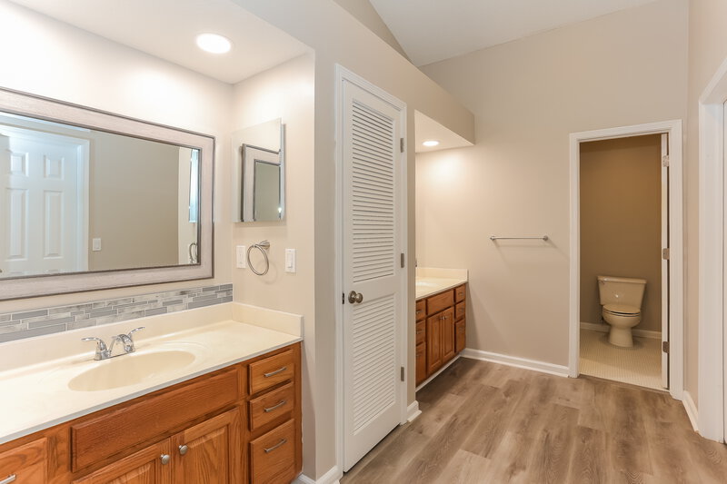 1,910/Mo, 310 Lake Bluff Ct Orange Park, FL 32073 Main Bathroom View