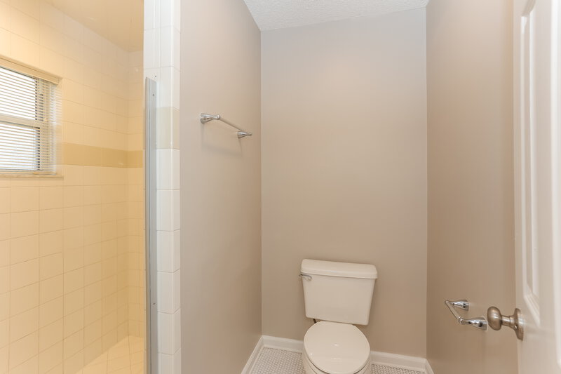 1,910/Mo, 310 Lake Bluff Ct Orange Park, FL 32073 Main Bathroom View 2