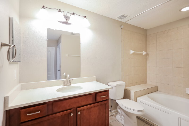 1,725/Mo, 5321 Brighton Park Ln Jacksonville, FL 32210 Main Bathroom View