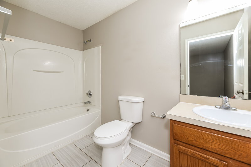 1,760/Mo, 2140 Thomas Ct Jacksonville, FL 32207 Main Bathroom View