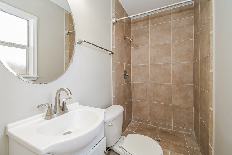 1,690/Mo, 5942 Jaguar Dr W Jacksonville, FL 32244 Main Bathroom View