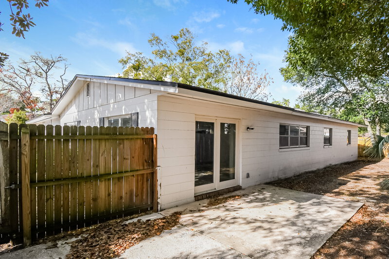 1,690/Mo, 5942 Jaguar Dr W Jacksonville, FL 32244 Rear View