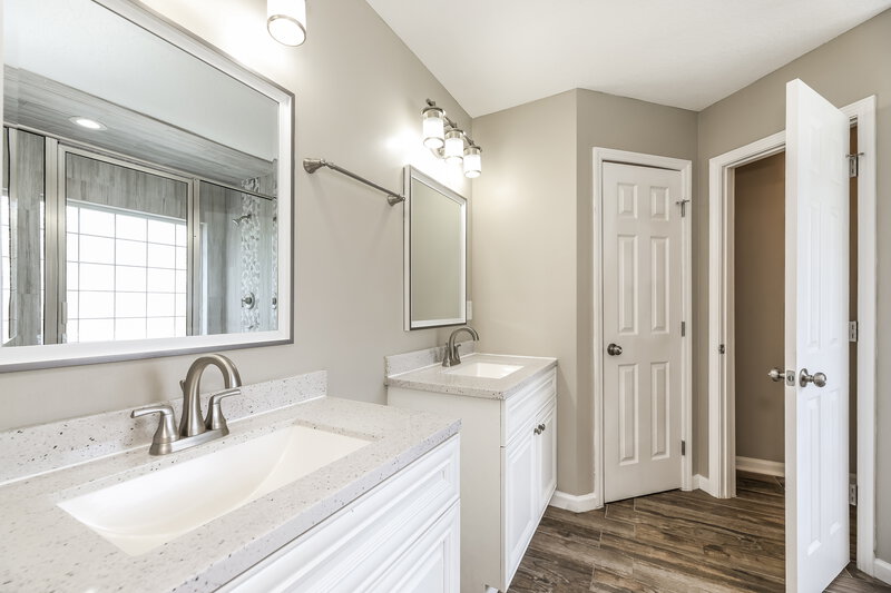 2,160/Mo, 7053 Civic Club Dr Jacksonville, FL 32219 Main Bathroom View