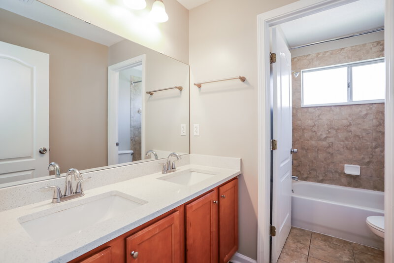 2,515/Mo, 880 Thoroughbred Dr Orange Park, FL 32065 Main Bathroom View