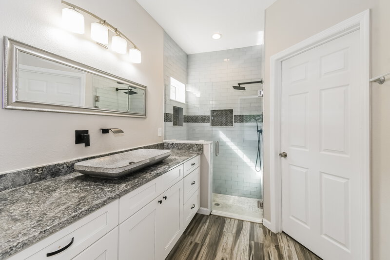 2,100/Mo, 1515 Julia St Green Cove Springs, FL 32043 Main Bathroom View