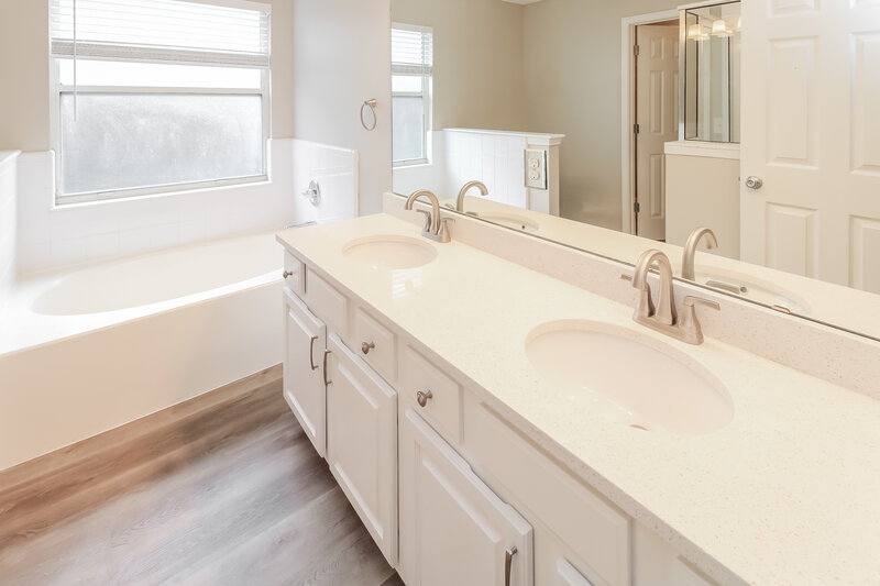 1,970/Mo, 1846 Dartmouth Dr Middleburg, FL 32068 Main Bathroom View