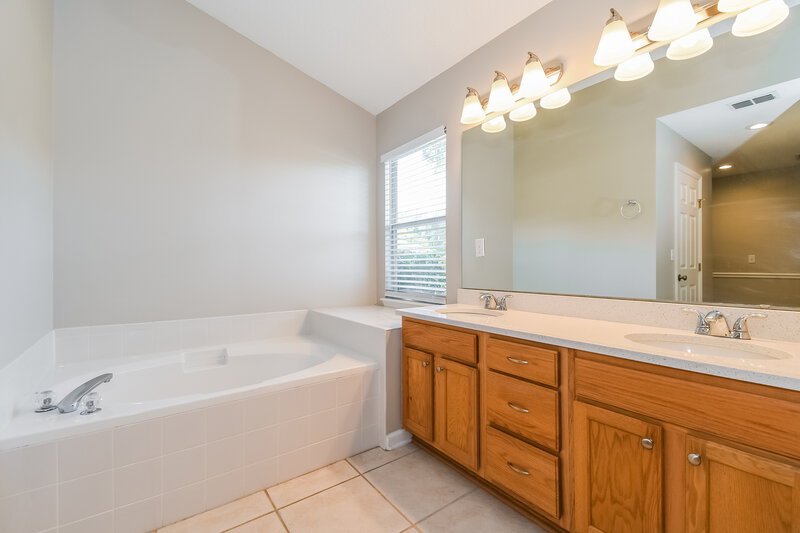 2,770/Mo, 14021 Summer Breeze Dr Jacksonville, FL 32218 Main Bathroom View 2