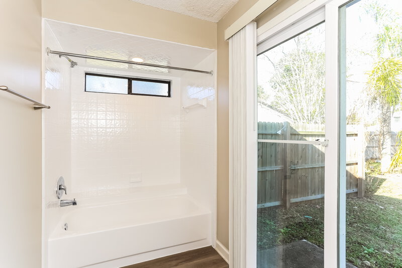 1,700/Mo, 8539 Echoridge Ct Jacksonville, FL 32244 Main Bathroom View 2