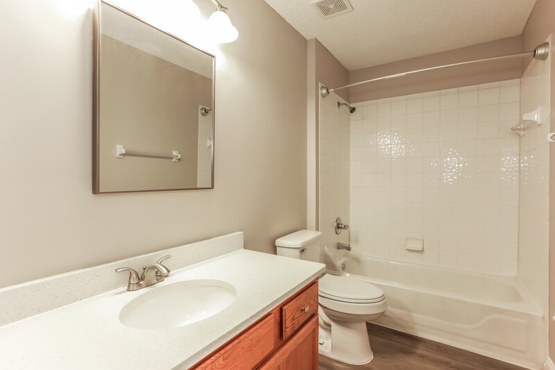 1,890/Mo, 2826 Affirmed Ct Green Cove Springs, FL 32043 Main Bathroom View