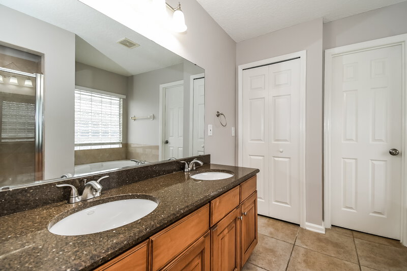 1,830/Mo, 2656 Creekfront Dr Green Cove Springs, FL 32043 Main Bathroom View