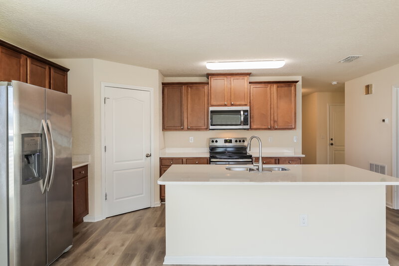1,885/Mo, 2044 Pebble Point Dr Green Cove Springs, FL 32043 Kitchen View 3