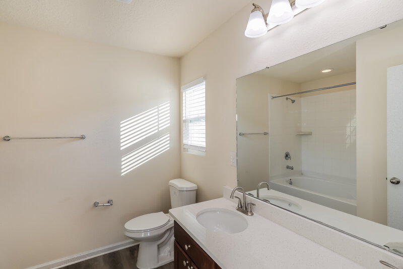 1,885/Mo, 2044 Pebble Point Dr Green Cove Springs, FL 32043 Main Bathroom View