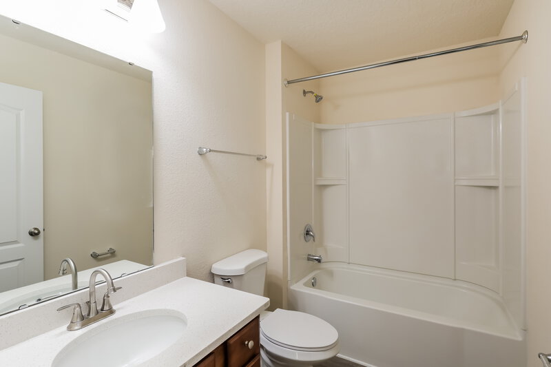 1,885/Mo, 2044 Pebble Point Dr Green Cove Springs, FL 32043 Bathroom View