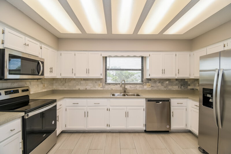 1,900/Mo, 1350 Pawnee St Orange Park, FL 32065 Kitchen View 2