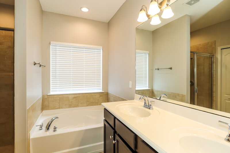 1,975/Mo, 1608 Harvest Cove Dr Middleburg, FL 32068 Main Bathroom View