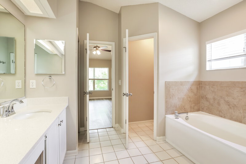1,965/Mo, 2066 Tanager Dr Orange Park, FL 32073 Main Bathroom View 2