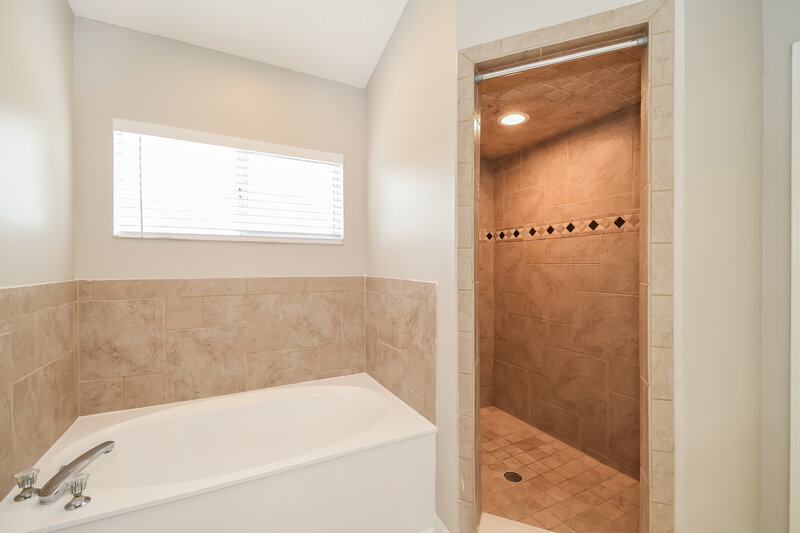 1,920/Mo, 2066 Tanager Dr Orange Park, FL 32073 Main Bathroom View 2