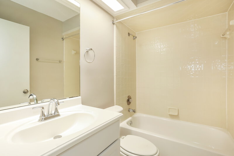 1,965/Mo, 2066 Tanager Dr Orange Park, FL 32073 Bathroom View