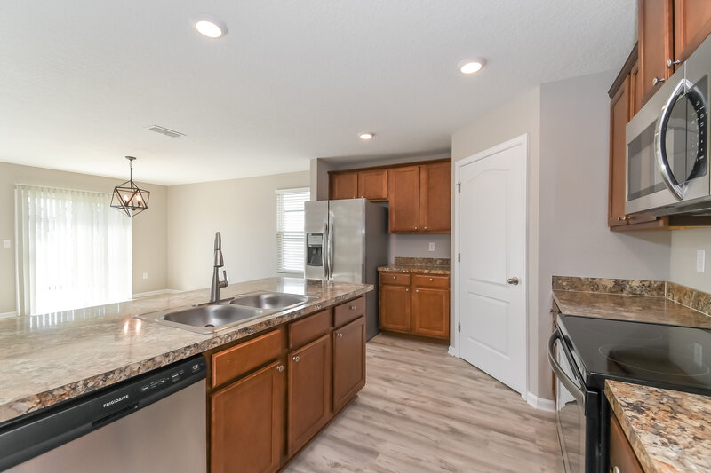 1,945/Mo, 2283 Pebble Point Dr Green Cove Springs, FL 32043 Kitchen View
