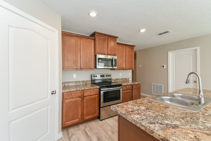 1,945/Mo, 2283 Pebble Point Dr Green Cove Springs, FL 32043 Kitchen View 2