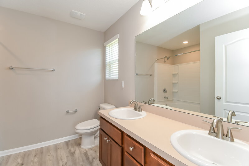1,945/Mo, 2283 Pebble Point Dr Green Cove Springs, FL 32043 Main Bathroom View