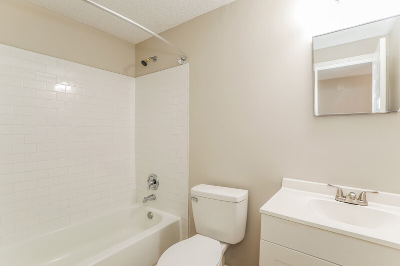 1,670/Mo, 10918 Key Coral Dr Jacksonville, FL 32218 Main Bathroom View