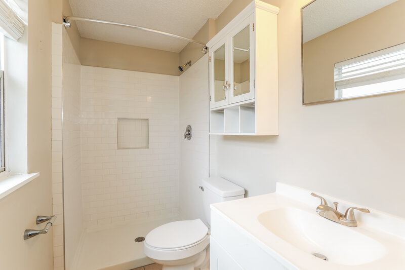 1,670/Mo, 10918 Key Coral Dr Jacksonville, FL 32218 Bathroom View