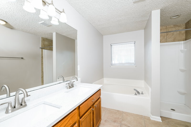 1,810/Mo, 13556 Ashford Wood Ct E Jacksonville, FL 32218 Main Bathroom View