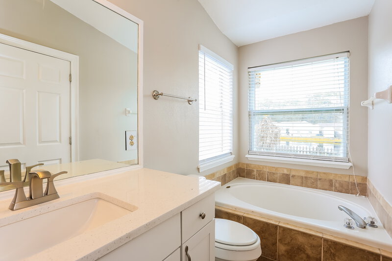 1,880/Mo, 8241 Dover Cliff Ct Jacksonville, FL 32244 Main Bathroom View 2