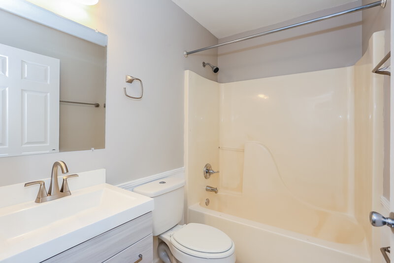1,880/Mo, 8241 Dover Cliff Ct Jacksonville, FL 32244 Bathroom View