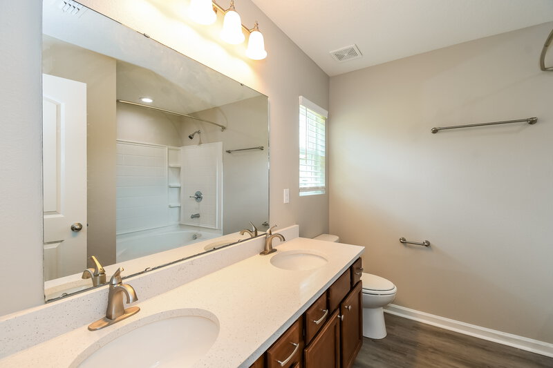 2,120/Mo, 12203 Glimmer Way Jacksonville, FL 32219 Main Bathroom View